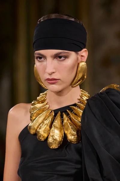 Look 18